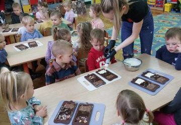„Warsztaty czekolady” w grupie przedszkolnej Słoneczka