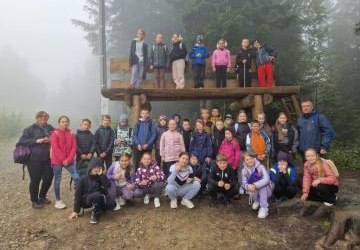Wycieczka klasy 4a i 4b na punkt widokowy na Łysuli