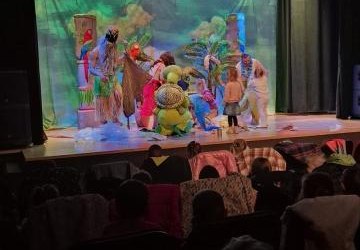 Przedszkolaki na spektaklu „Vama i wielka hawajska przygoda”