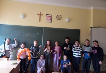 Konkurs na własnoręcznie wykonany Różaniec dla klasy IVB