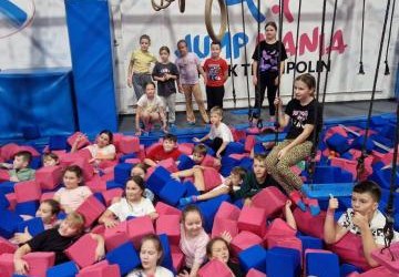 Mikołajkowy wyjazd klasy 4a i 4b do JUMP MANI i kina Helios