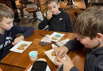 Wycieczka mikołajkowa klasy 5a i 5b do Pijalni Czekolady M. Pelczar w Korczynie