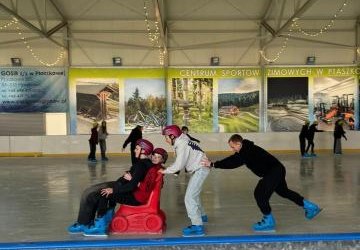 Wyjazd klas 8a, 8b i 7b na lodowisko