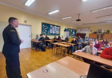 Spotkanie klasy 8b z zawodowym strażakiem