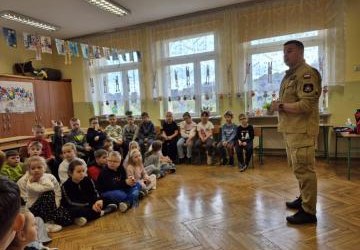 Spotkania uczniów klas pierwszych ze strażakiem zawodowym panem Bogdanem Łukaszykiem