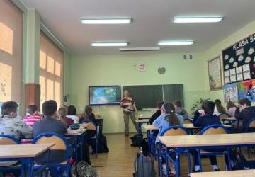 Ktoś, nie coś. Kto szumi w trawie?