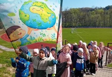 Pochód przedszkolaków z okazji Dnia Ziemi