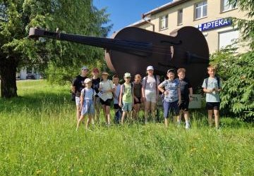 Gra terenowa „Śladami historii Ropy” i ognisko klasy 4a